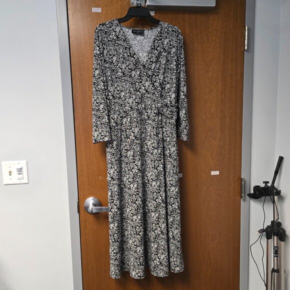 Lane Bryant Dresses & Skirts - LIKE NEW - Lane Bryant Stretch Fitted Black and White Dress (below knee length)